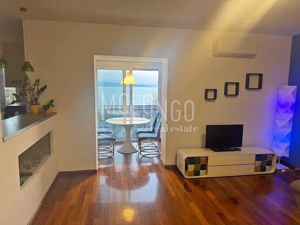 Хол; дървен под, естествена светлина, модерен стил, високи тавани