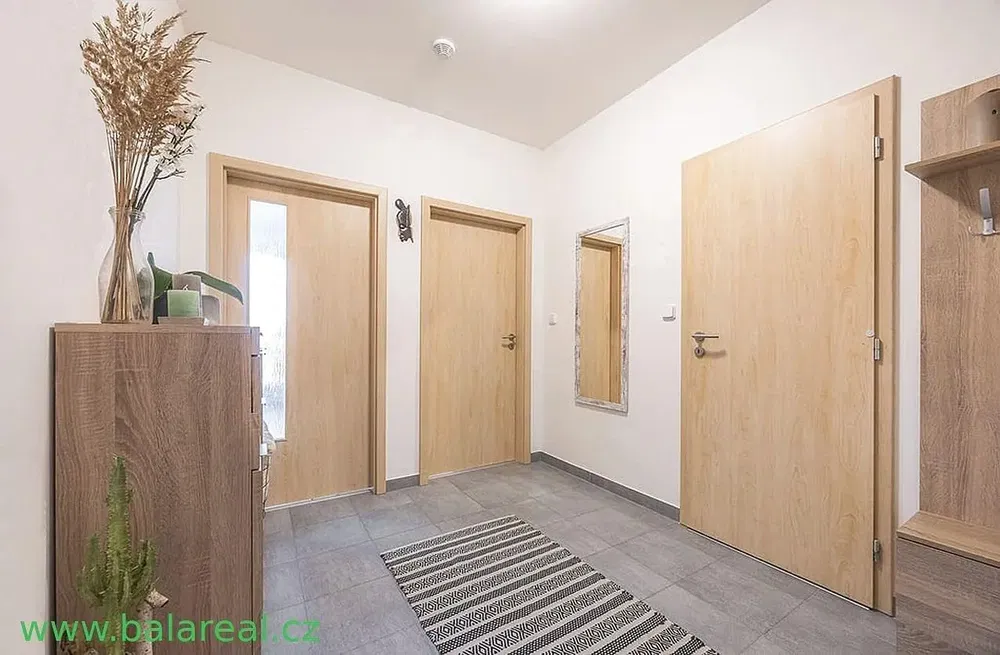 Σαλόνι; ξύλινο πάτωμα, φυσικό φως, μοντέρνο στυλ, ψηλά ταβάνια