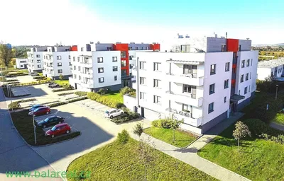 Σαλόνι; ξύλινο πάτωμα, φυσικό φως, μοντέρνο στυλ, ψηλά ταβάνια