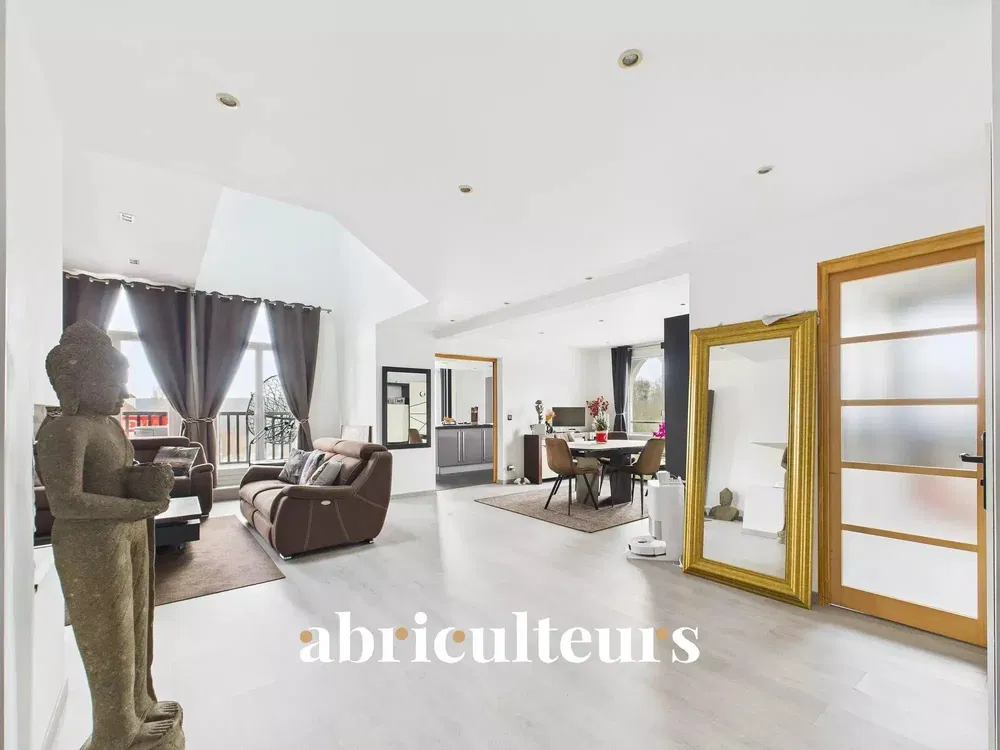 Living room; wood floor, natural light, modern style, high ceiling
