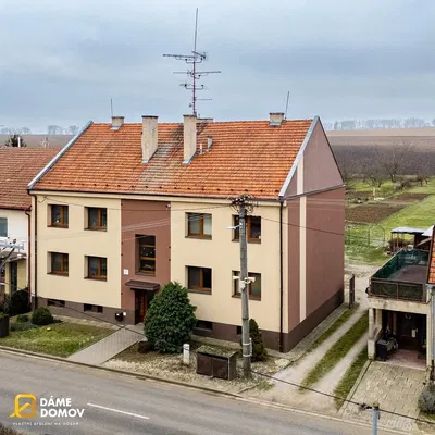 Wohnzimmer; holzboden, tageslicht, moderner stil, hohe decken