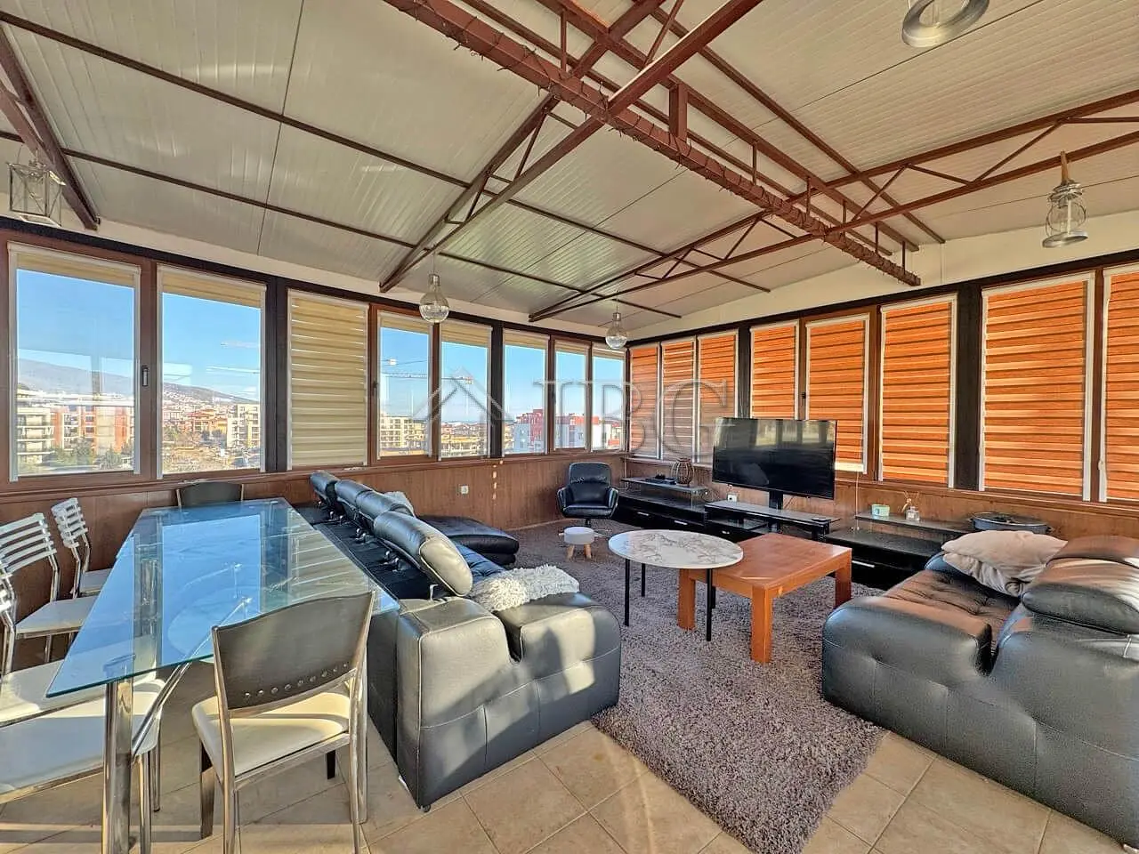 Σαλόνι; ξύλινο πάτωμα, φυσικό φως, μοντέρνο στυλ, ψηλά ταβάνια