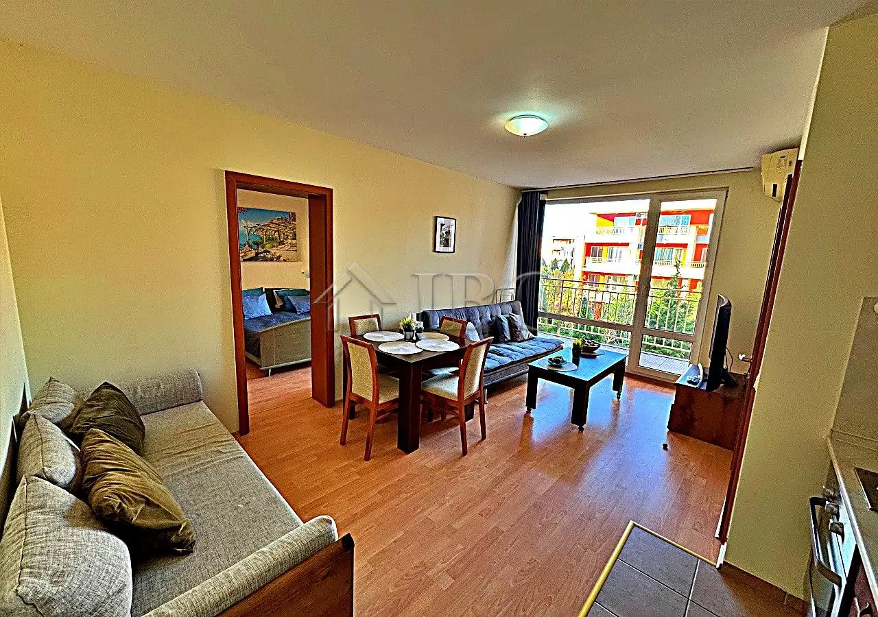 Κουζίνα; συσκευές κουζίνας, ξύλινο πάτωμα, φυσικό φως, μοντέρνο στυλ, ανακαινισμένο