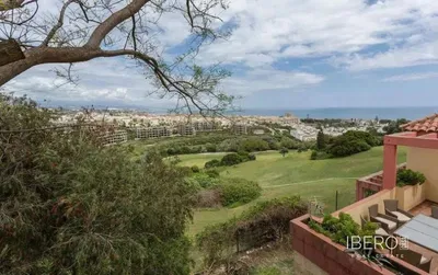 Sala de estar; chão de madeira, luz natural, estilo moderno, teto alto