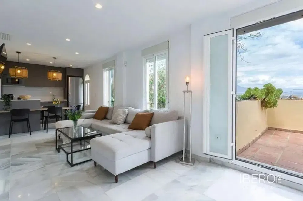 Sala de estar; chão de madeira, luz natural, estilo moderno, teto alto