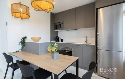 Sala de estar; chão de madeira, luz natural, estilo moderno, teto alto