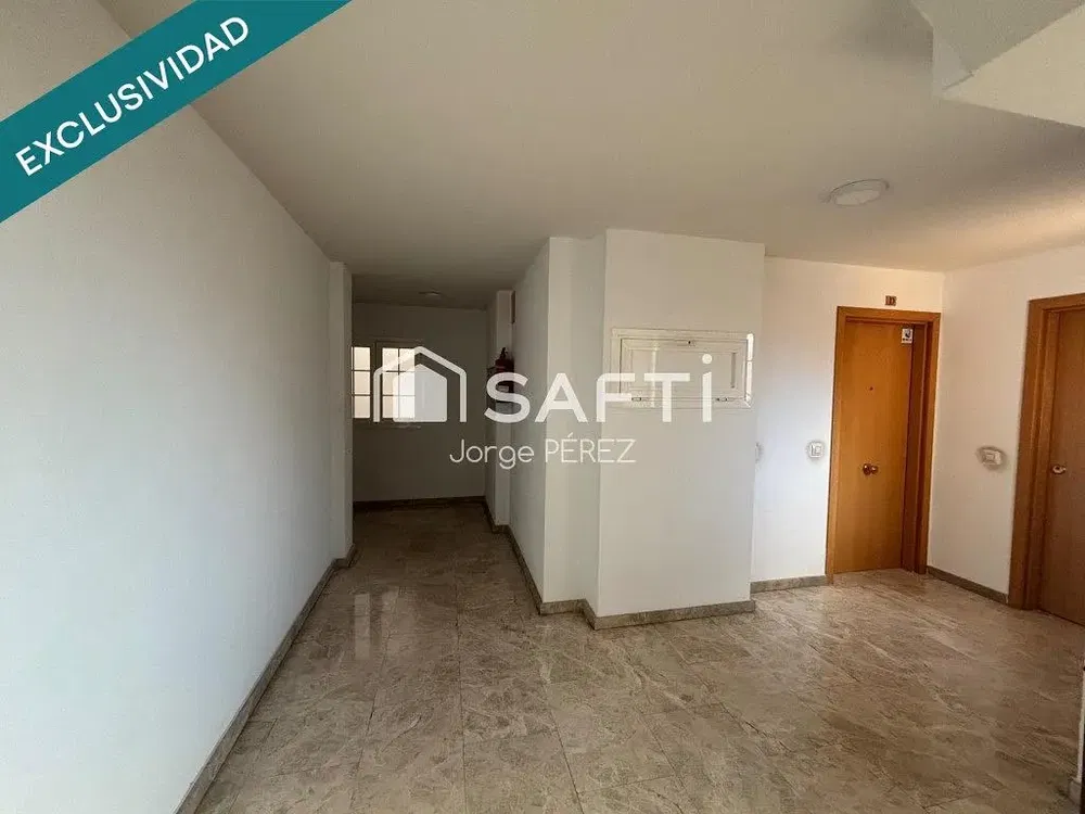 Dnevna soba; drveni pod, prirodno svjetlo, moderni stil, visoki plafoni