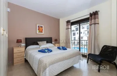 Obývačka; drevená podlaha, prirodzené svetlo, moderný štýl, vysoké stropy