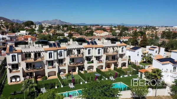 Dnevna soba; drveni pod, prirodno svjetlo, moderni stil, visoki plafoni