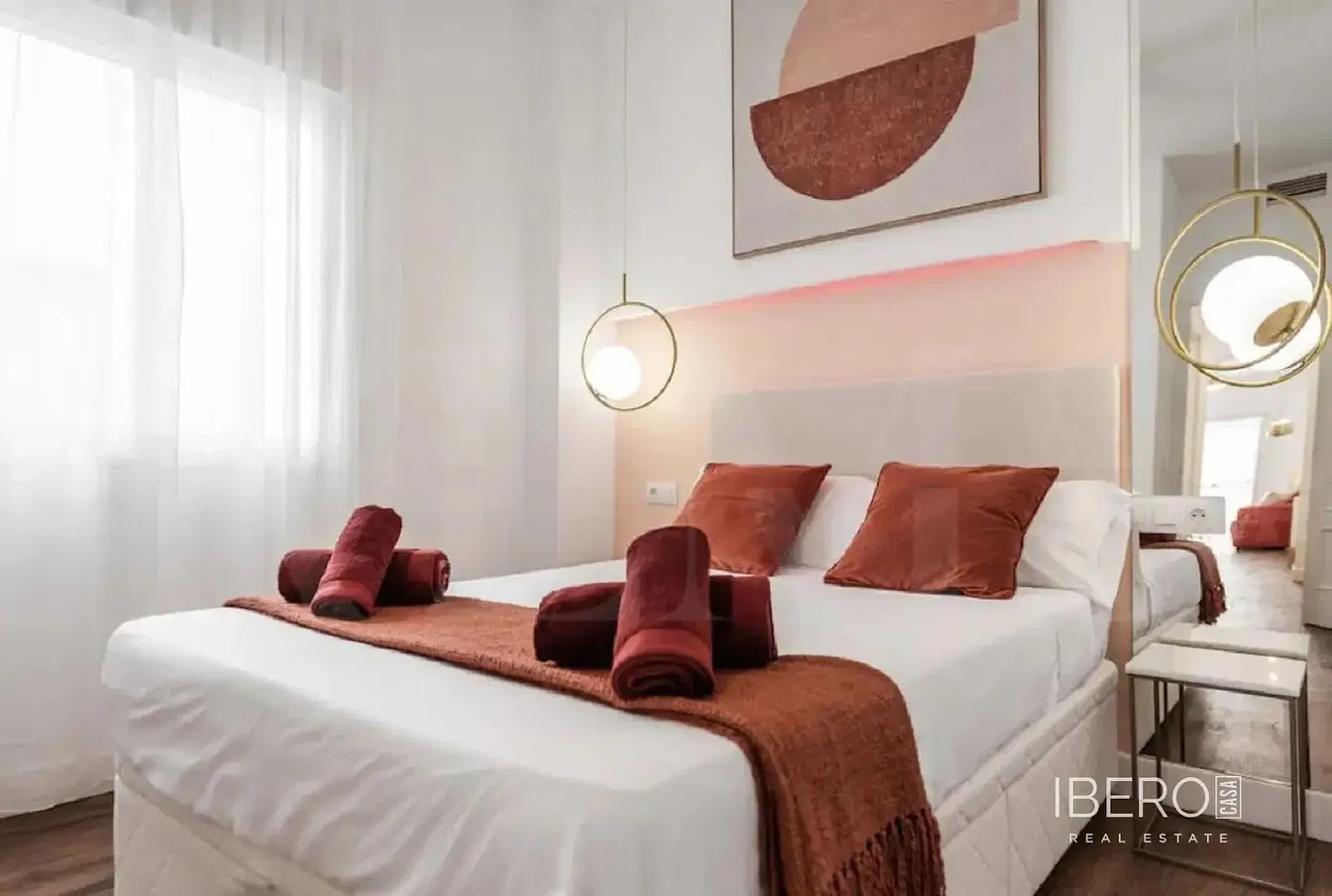 Living room; wood floor, natural light, modern style, high ceiling