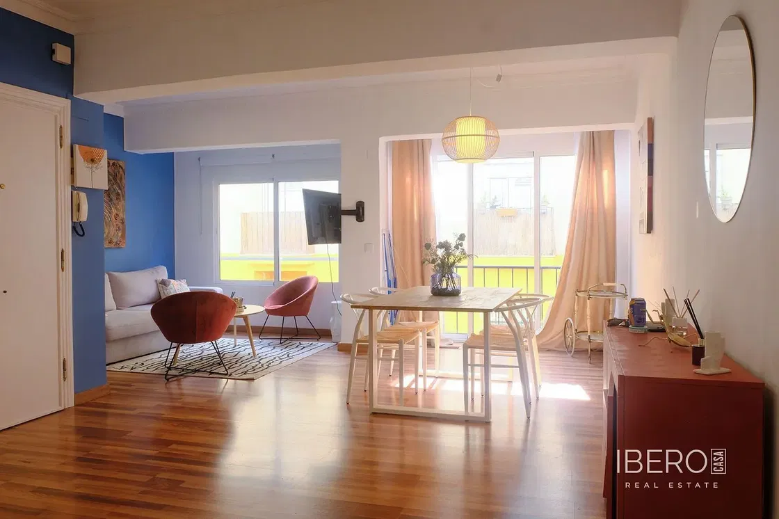 Living room; wood floor, natural light, modern style, high ceiling