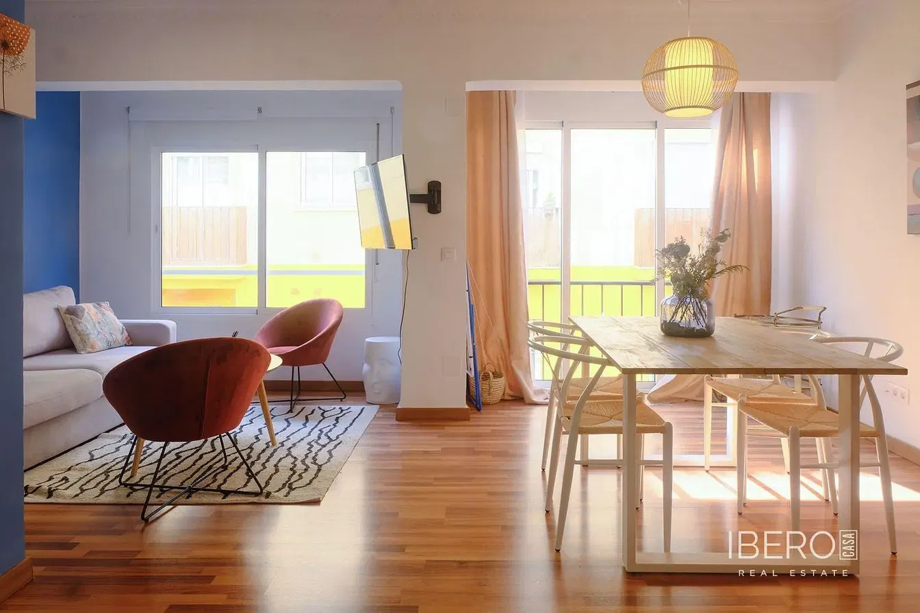 Living room; wood floor, natural light, modern style, high ceiling