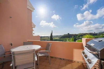 Obývačka; drevená podlaha, prirodzené svetlo, moderný štýl, vysoké stropy