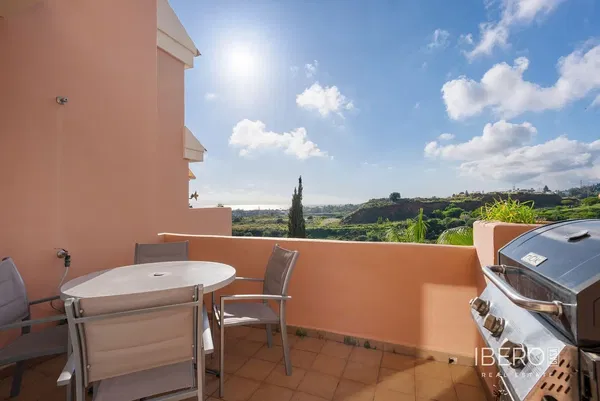 Obývačka; drevená podlaha, prirodzené svetlo, moderný štýl, vysoké stropy