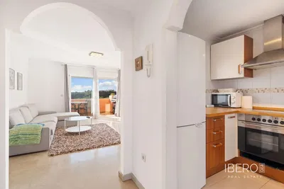 Obývačka; drevená podlaha, prirodzené svetlo, moderný štýl, vysoké stropy