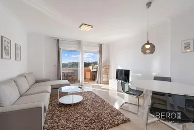 Obývačka; drevená podlaha, prirodzené svetlo, moderný štýl, vysoké stropy