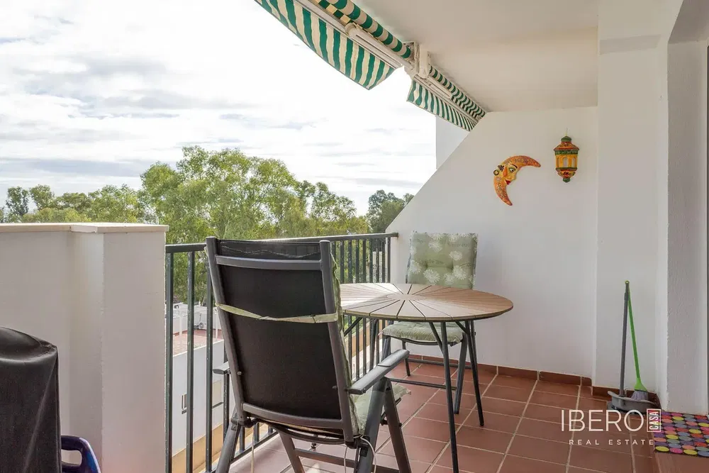 Obývačka; drevená podlaha, prirodzené svetlo, moderný štýl, vysoké stropy