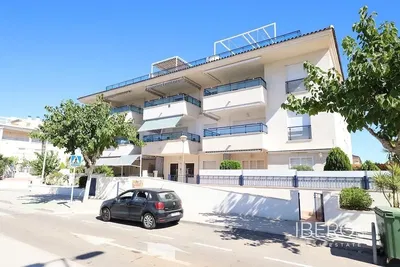 Wohnzimmer; holzboden, tageslicht, moderner stil, hohe decken