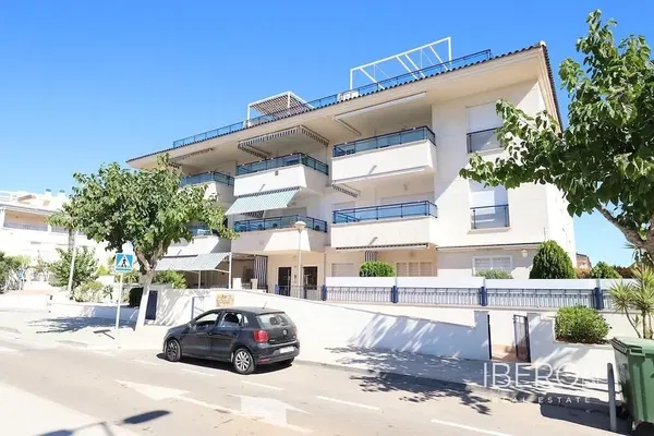 Wohnzimmer; holzboden, tageslicht, moderner stil, hohe decken