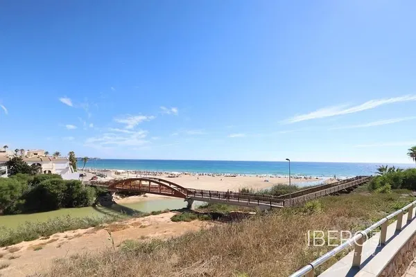 Wohnzimmer; holzboden, tageslicht, moderner stil, hohe decken
