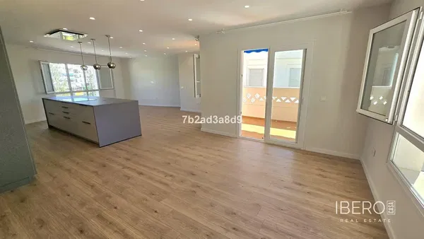 Obývačka; drevená podlaha, prirodzené svetlo, moderný štýl, vysoké stropy