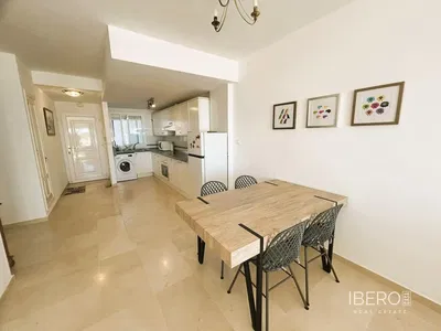 Obývačka; drevená podlaha, prirodzené svetlo, moderný štýl, vysoké stropy