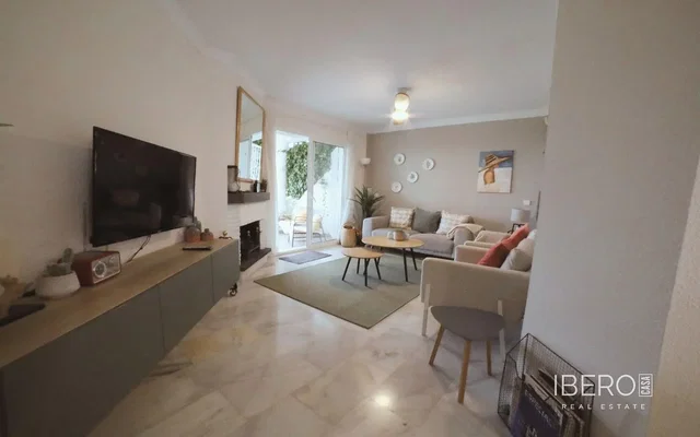 Wohnzimmer; holzboden, tageslicht, moderner stil, hohe decken