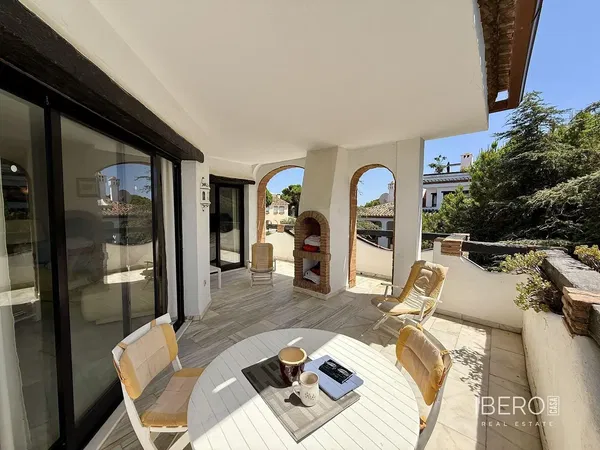 Obývačka; drevená podlaha, prirodzené svetlo, moderný štýl, vysoké stropy