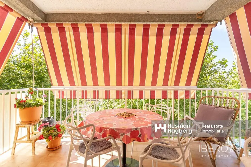 Sala de estar; chão de madeira, luz natural, estilo moderno, teto alto