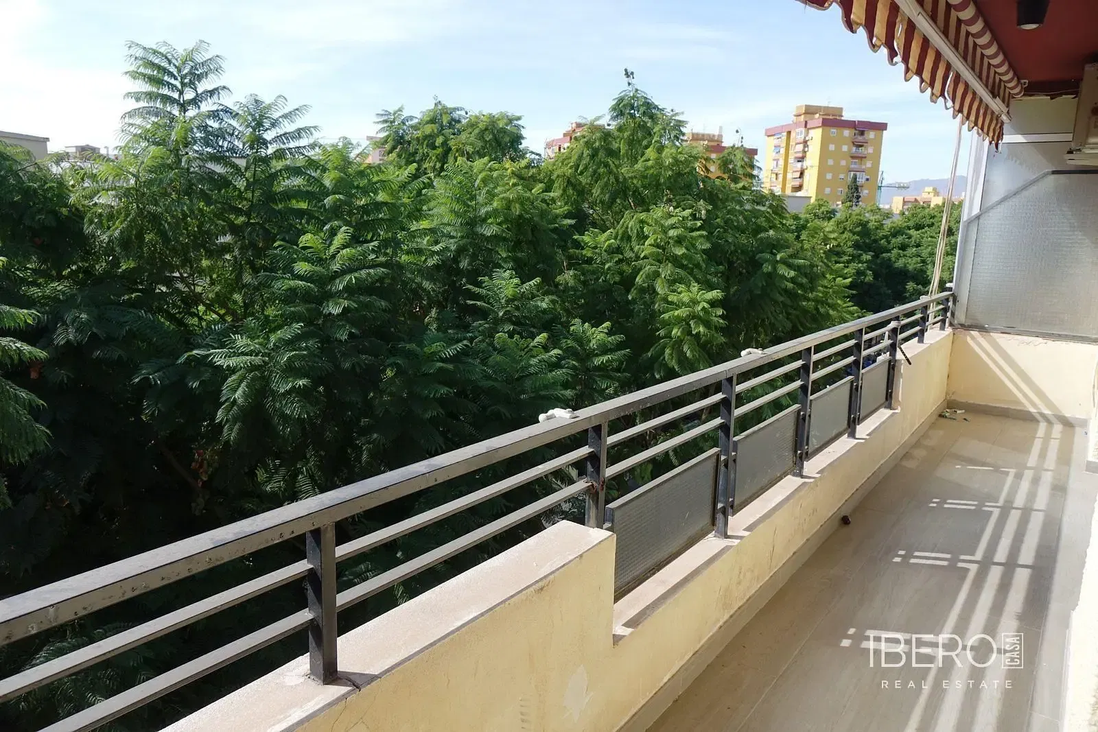 Obývačka; drevená podlaha, prirodzené svetlo, moderný štýl, vysoké stropy