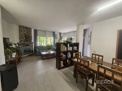 Obývačka; drevená podlaha, prirodzené svetlo, moderný štýl, vysoké stropy