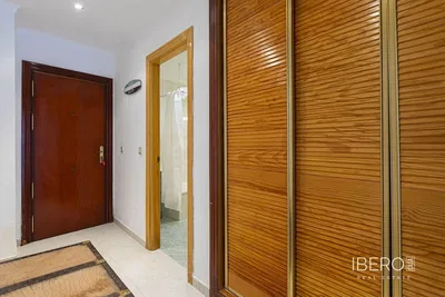 Obývačka; drevená podlaha, prirodzené svetlo, moderný štýl, vysoké stropy