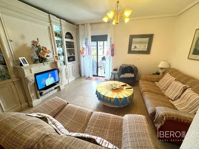 Wohnzimmer; holzboden, tageslicht, moderner stil, hohe decken