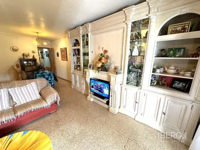 Wohnzimmer; holzboden, tageslicht, moderner stil, hohe decken