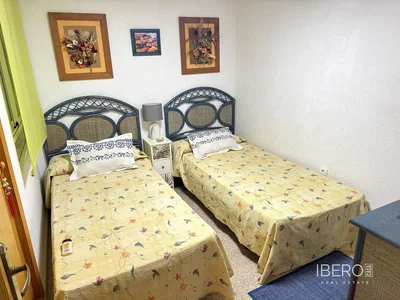 Wohnzimmer; holzboden, tageslicht, moderner stil, hohe decken