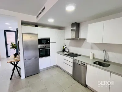 Woonkamer; houten vloer, natuurlijk licht, moderne stijl, hoge plafonds