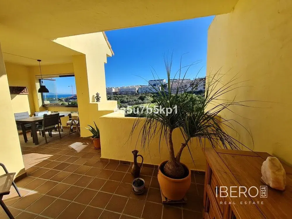 Obývačka; drevená podlaha, prirodzené svetlo, moderný štýl, vysoké stropy