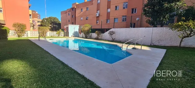 Wohnzimmer; holzboden, tageslicht, moderner stil, hohe decken