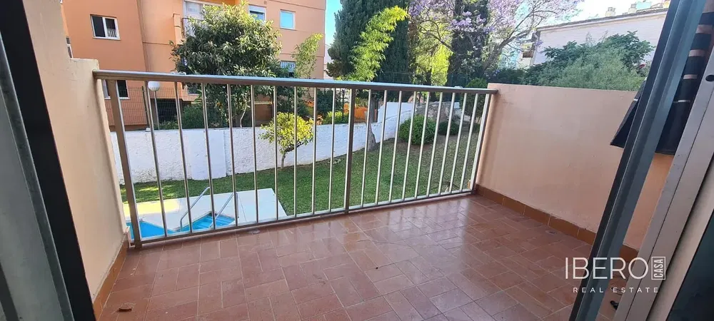 Хол; дървен под, естествена светлина, модерен стил, високи тавани