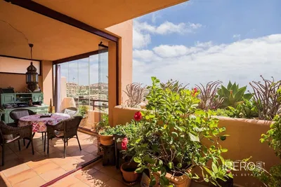 Хол; дървен под, естествена светлина, модерен стил, високи тавани