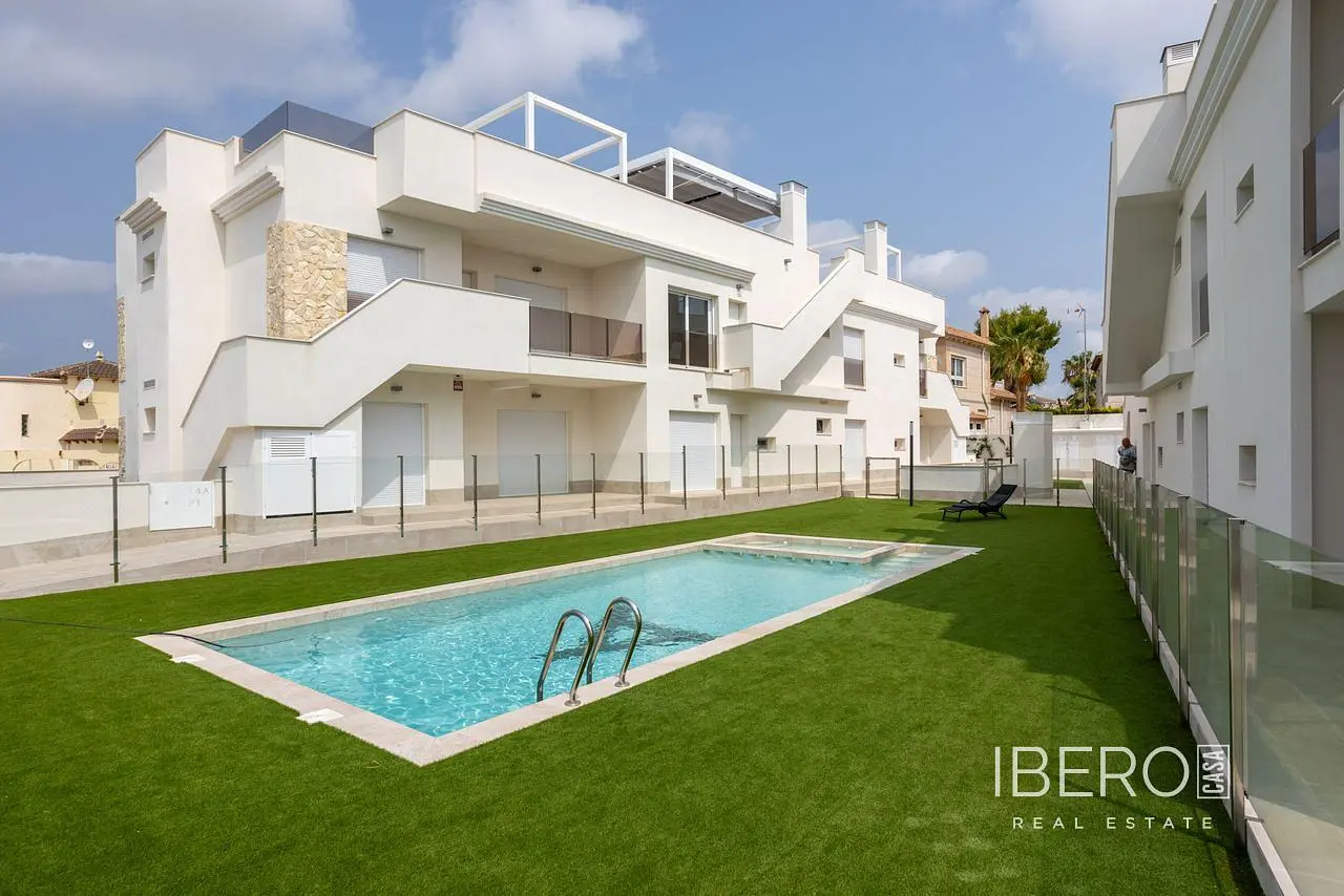 Хол; дървен под, естествена светлина, модерен стил, високи тавани