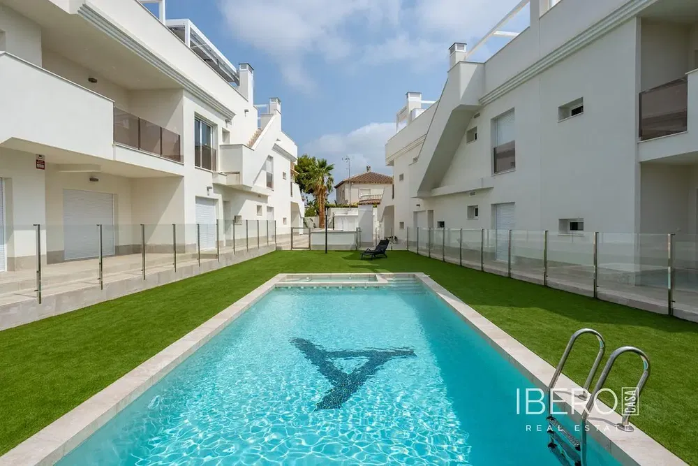 Хол; дървен под, естествена светлина, модерен стил, високи тавани