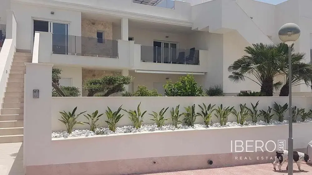 Хол; дървен под, естествена светлина, модерен стил, високи тавани