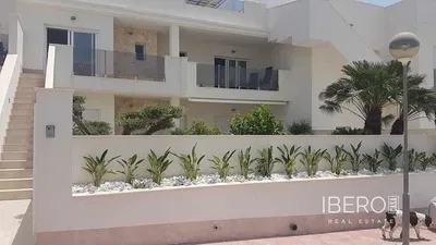 Хол; дървен под, естествена светлина, модерен стил, високи тавани