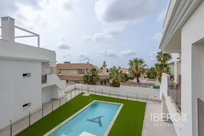 Хол; дървен под, естествена светлина, модерен стил, високи тавани