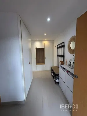 Хол; дървен под, естествена светлина, модерен стил, високи тавани