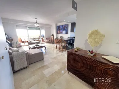 Хол; дървен под, естествена светлина, модерен стил, високи тавани