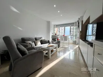 Wohnzimmer; holzboden, tageslicht, moderner stil, hohe decken