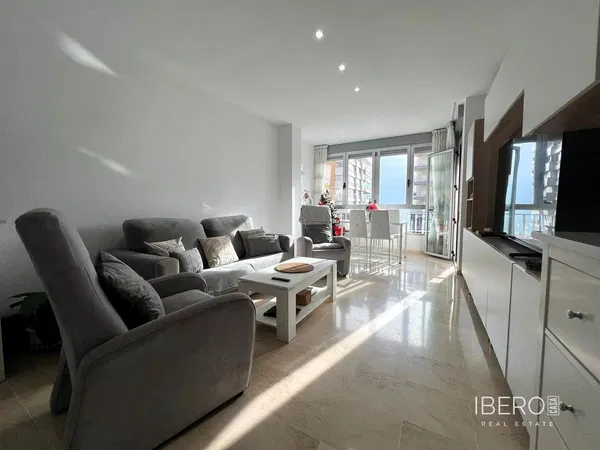 Wohnzimmer; holzboden, tageslicht, moderner stil, hohe decken