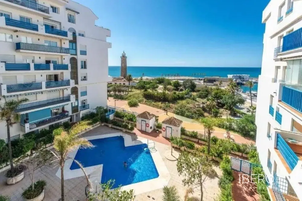 Wohnzimmer; holzboden, tageslicht, moderner stil, hohe decken